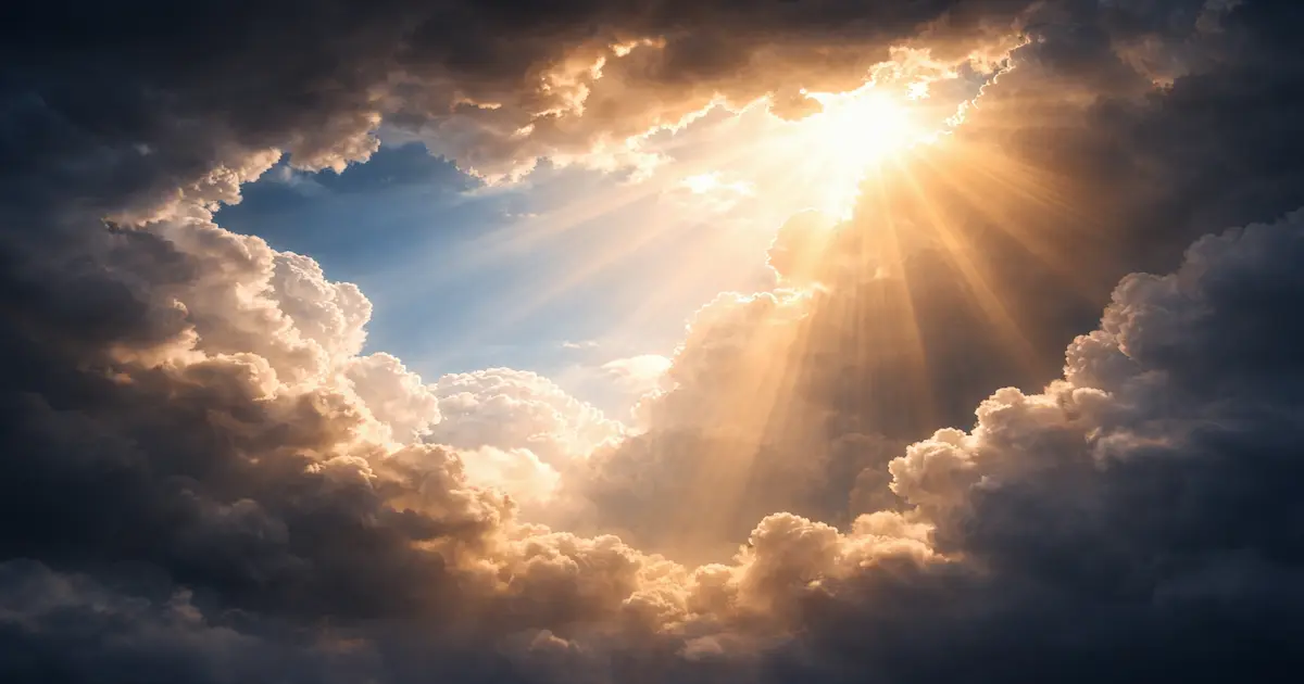 Cielo abierto con luz dorada y blanca que irrumpe entre nubes, imagen de la gloria prometida en la Escritura